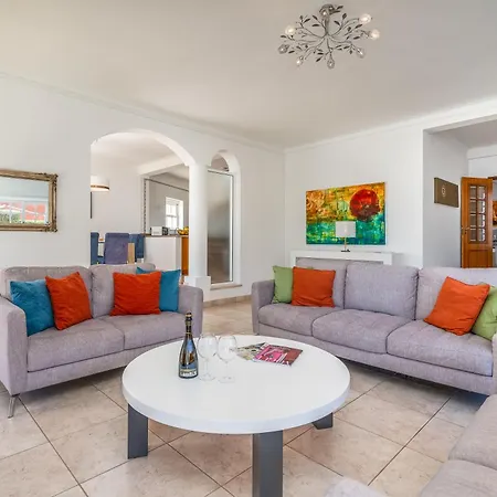 Host Wise - Spacious Family House With Garden *