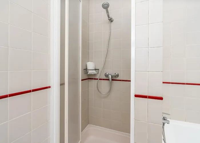 Host Wise - Spacious Family House With Garden Lagos