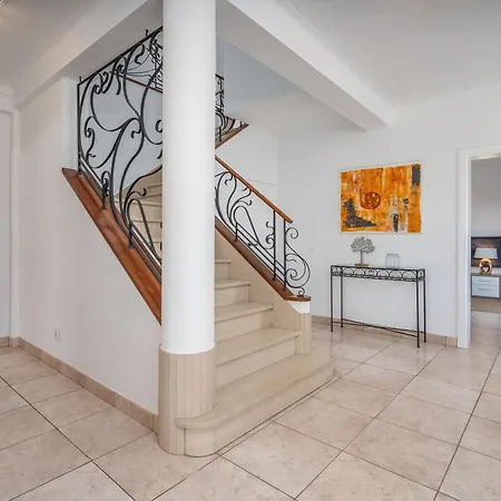 Host Wise - Spacious Family House With Garden *