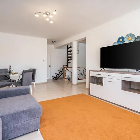 Nyaraló Host Wise - Spacious Family House With Garden *