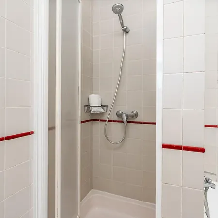 Host Wise - Spacious Family House With Garden Lagos