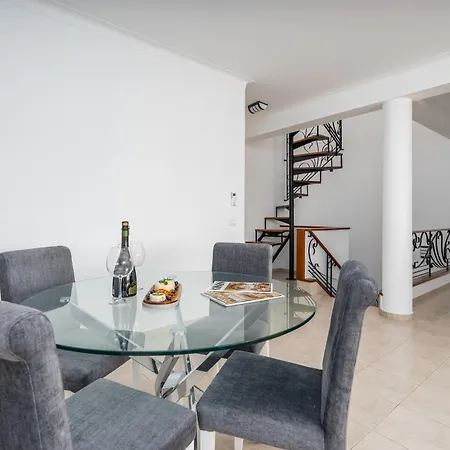 Host Wise - Spacious Family House With Garden בית נופש לאגוּ‏ש