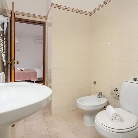 בית נופש Host Wise - Spacious Family House With Garden לאגוּ‏ש