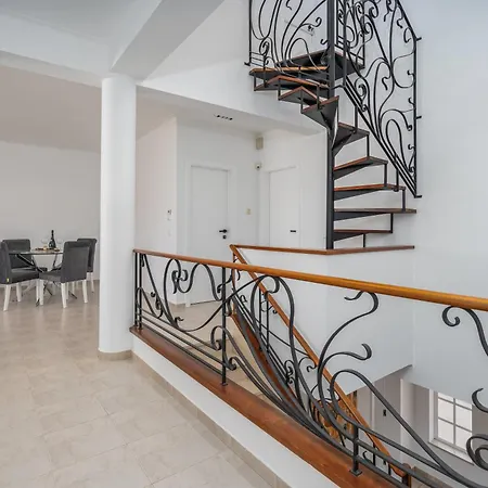 Host Wise - Spacious Family House With Garden בית נופש לאגוּ‏ש