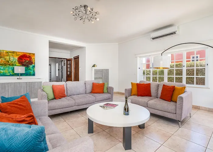 Сasa de vacaciones Host Wise - Spacious Family House With Garden Lagos