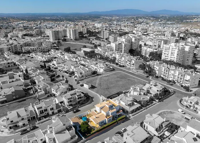 Host Wise - Spacious Family House With Garden