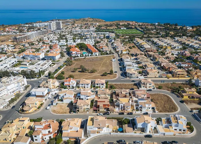 Host Wise - Spacious Family House With Garden * ラゴス