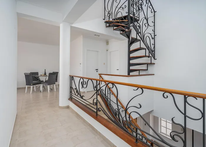 Host Wise - Spacious Family House With Garden 別荘 ラゴス